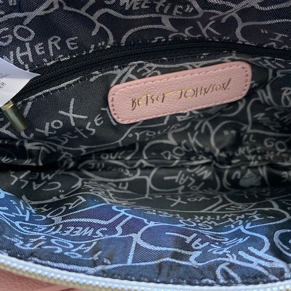 Betsey Johnson spring crossbody bag with bow detailing. - Picture 7 of 9
